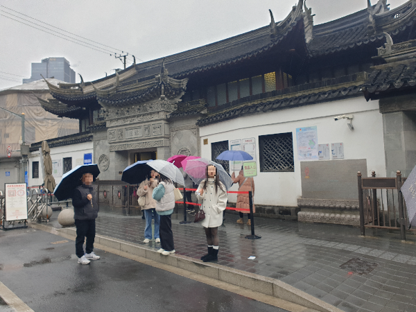 매표소 입구 모습. 여러 사람들이 기다리고 있다.