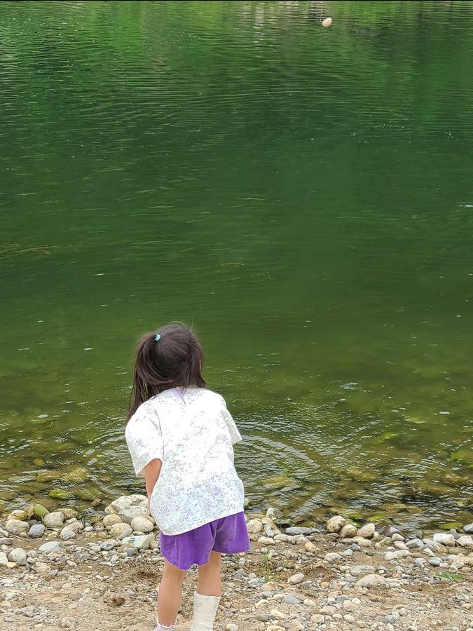 장릉 왕복 배를 기다리며 물수제비 뜨는 사진