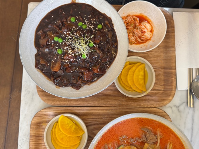 A lunch table setting with bowls of Jajangmyeon ❘ Une table bien garnie avec du Jajangmyeon, du Jjamppong et du Tangsuyuk chez SAMSO