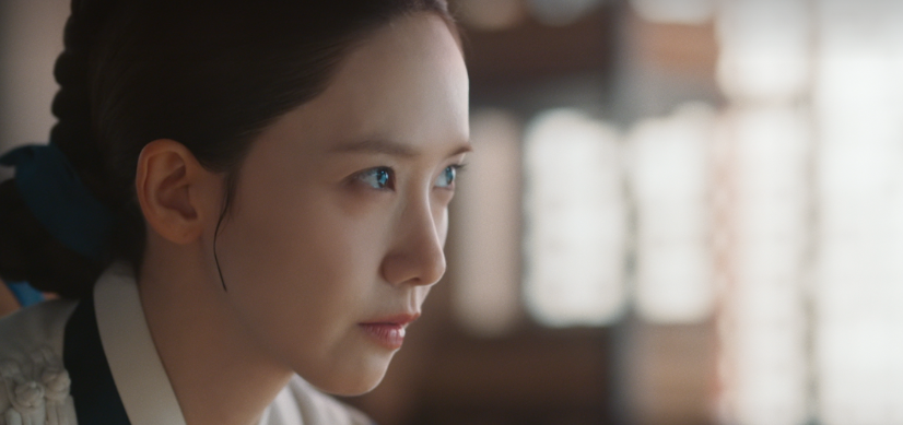 임윤아 배우님이 의복을 입고 머리를 땋은 모습