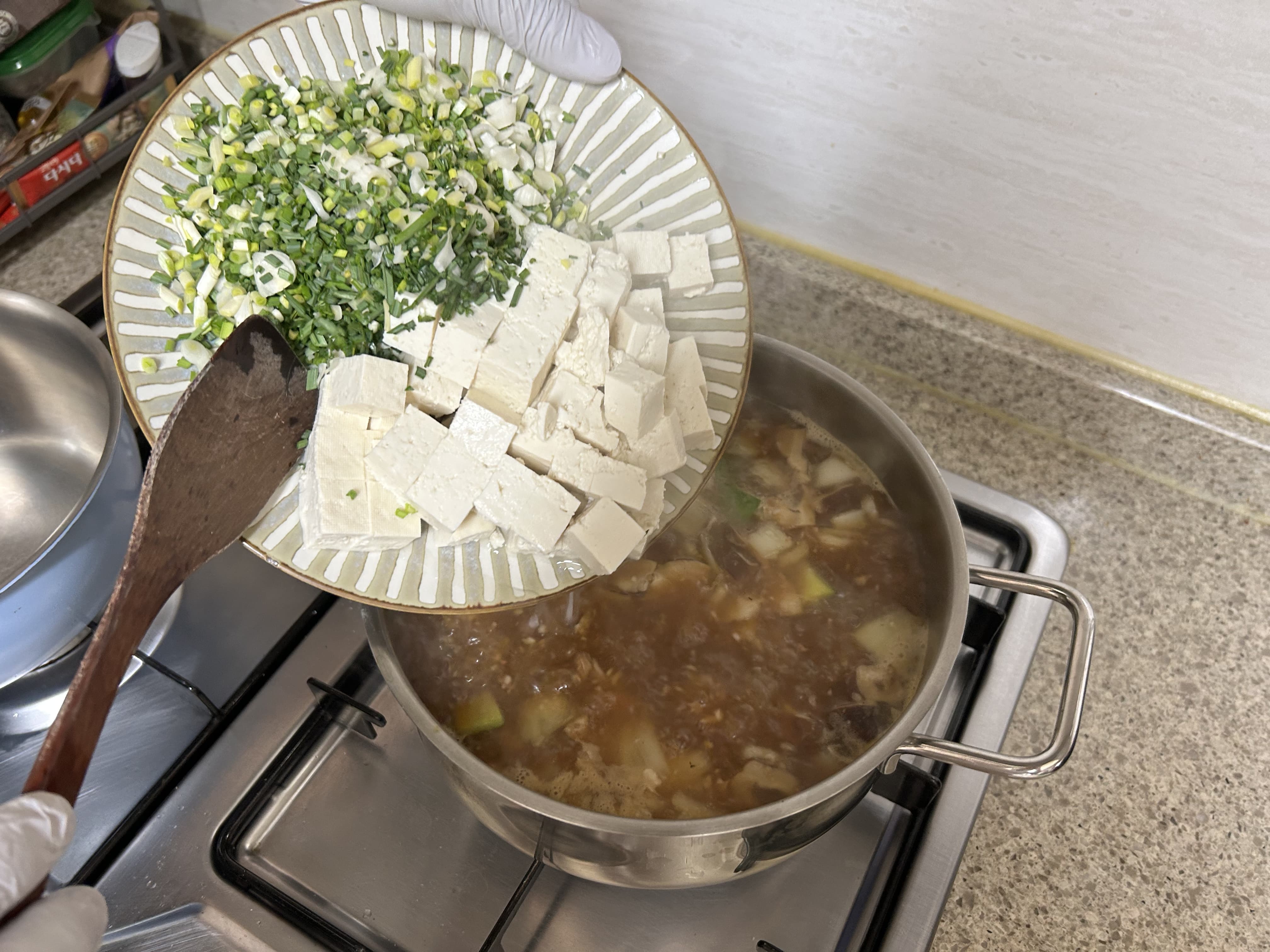 [chef&amp;#44; Daddy] 봄 제철요리! 달래된장찌개 레시피 (표고버섯&middot;애호박 듬뿍)