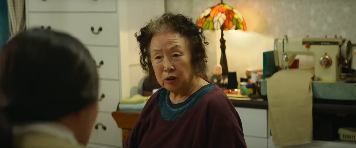 자주색-옷을-입은-나문희