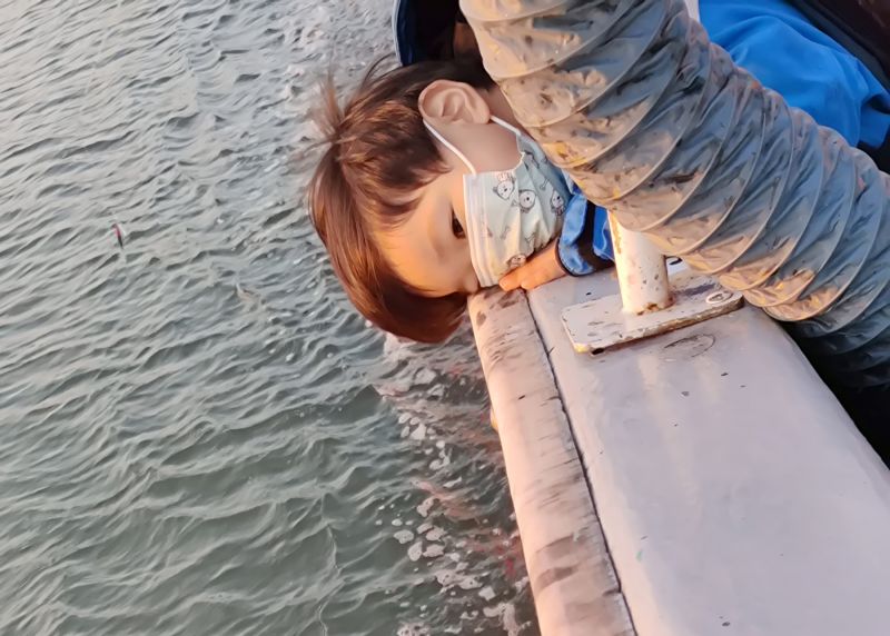 누나가 잡았단소식에 다시한번 낚시를 하러나왔지만 지겨운 쿠웅이