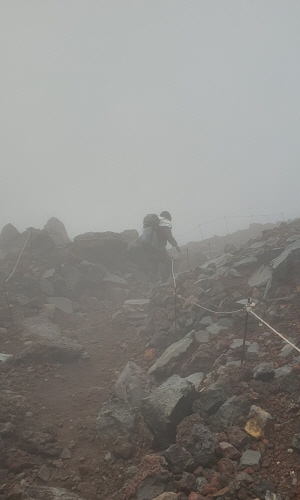 후지산에서 하산 중인 교주