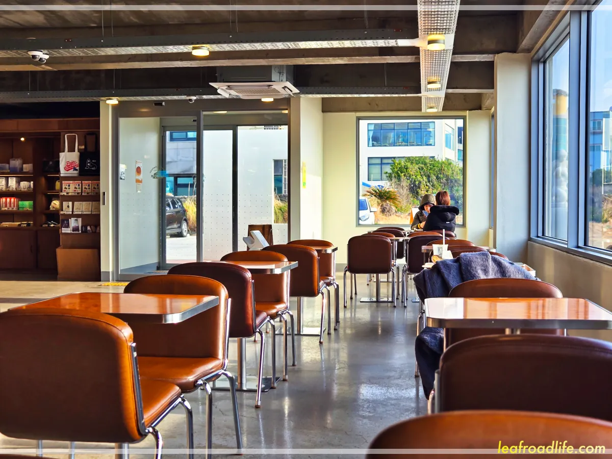 프릳츠-카페-제주-성산점-의자-90년대-느낌