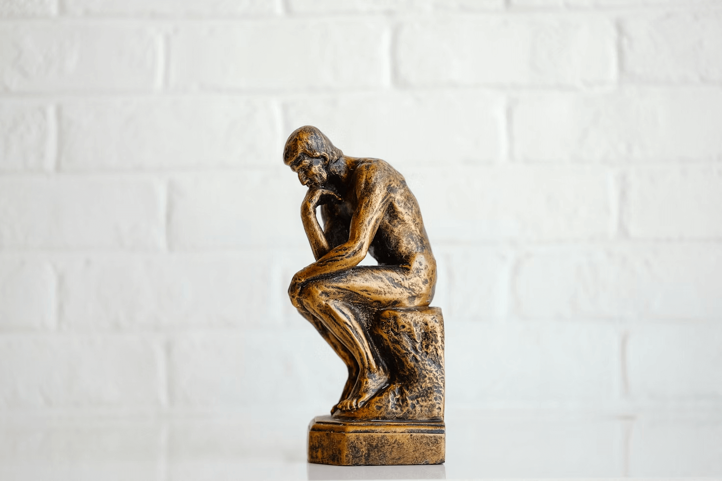 기획 노트를 앞에 두고 고민하는 모습의 사진