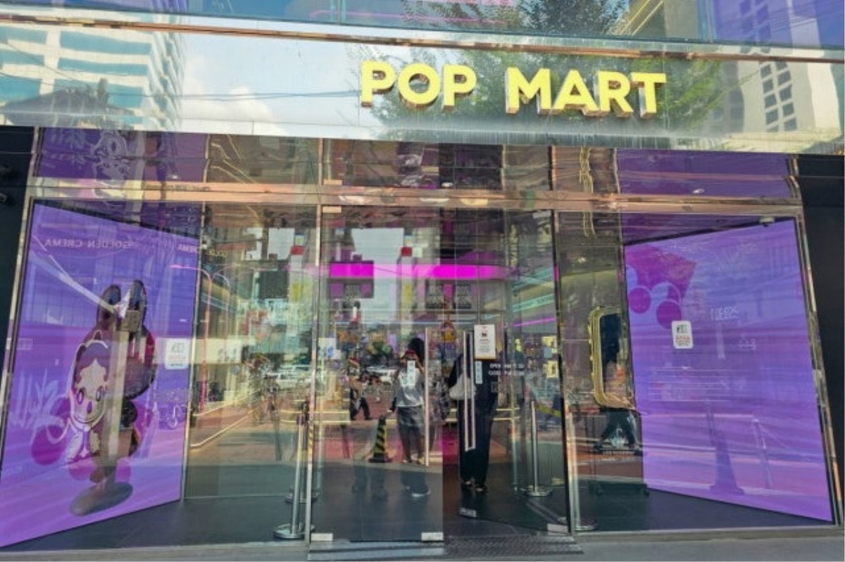 팝마트 홍대 매장 입구 전경과 보라색 테마 장식