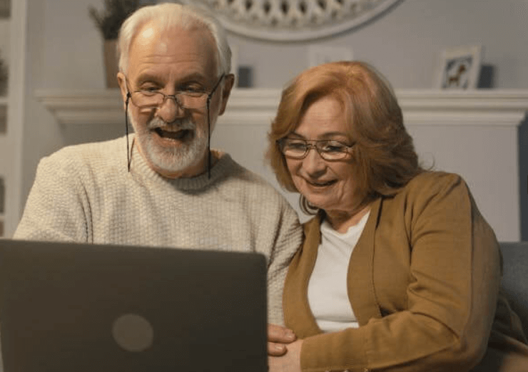 노트북-보는-노부부