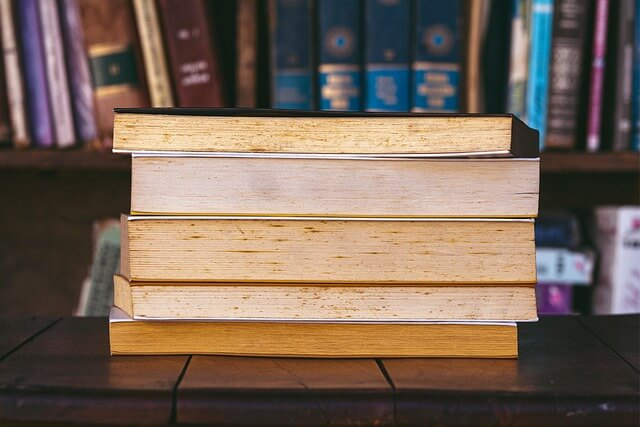 독립적으로 책을 기획하고 편집하는 1인 출판 기획자의 작업 책상