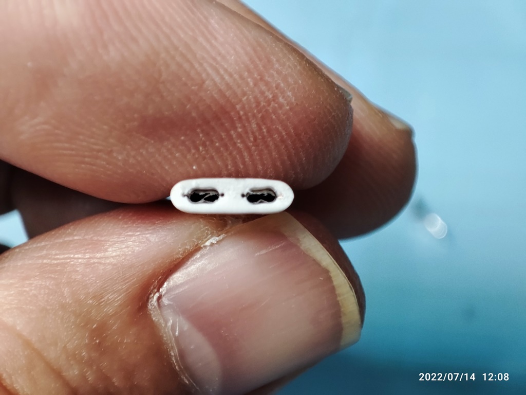 사타 케이블의 외피는 8자 형태로 생겼습니다.