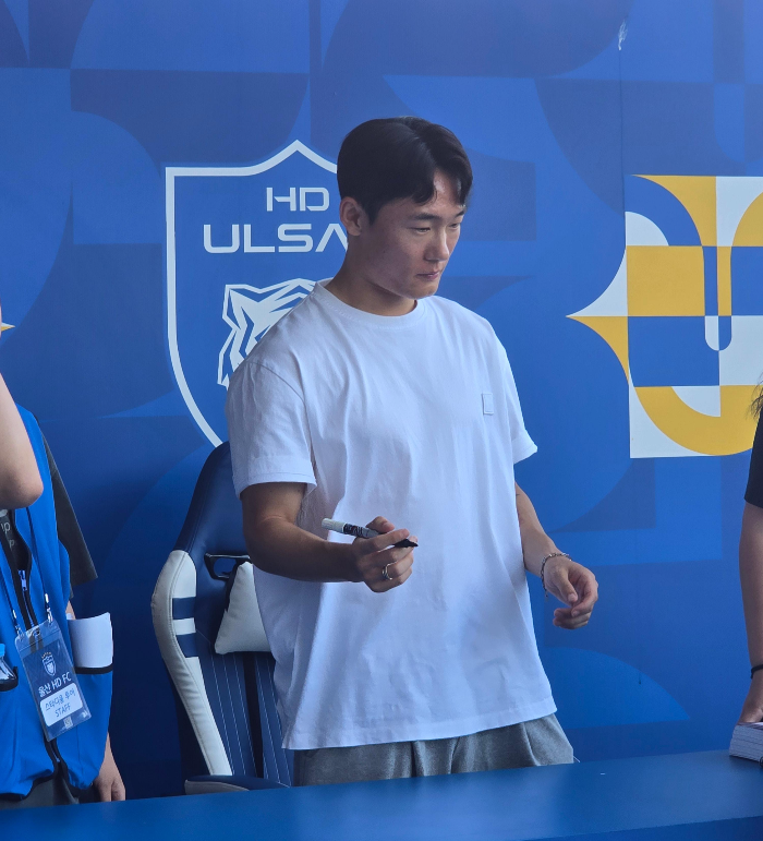 엄원상선수의 팬 사인회 현장