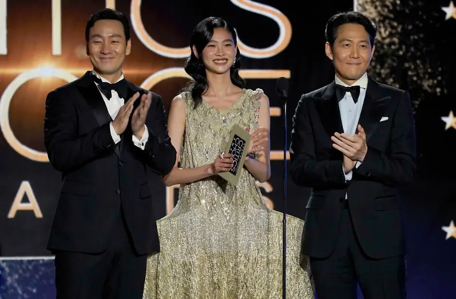 오징어게임2-
시상식에서 배우들이 박수치는 모습