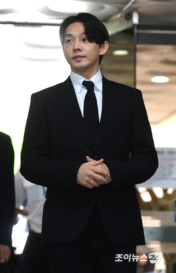 &#39;상습 마약 투약&#39; 혐의를 받는 배우 유아인(38·본명 엄홍식)이 24일 오전 서울중앙지방법원에 구속 전 피의자 심문(영장실질심사)을 받기위해 입장하고 있다. [사진=정소희 기자]
