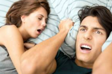 귀를-막고있는-남성