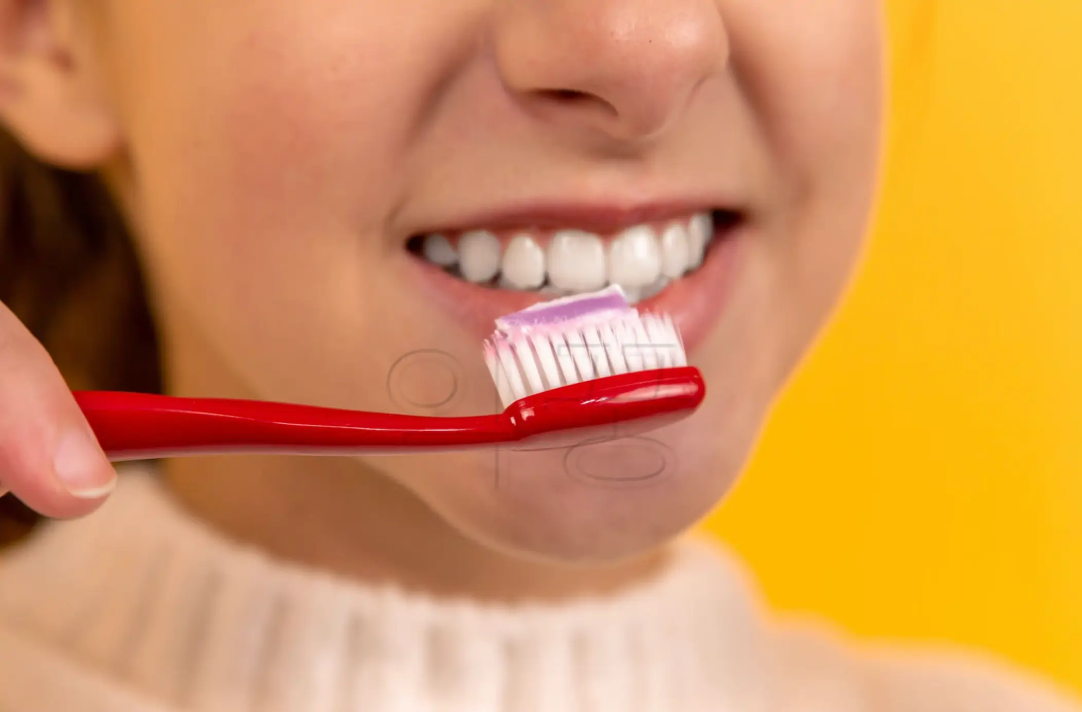 잇몸 내려앉음 원인 중 하나인 잘못된 양치질 습관 관련 사진