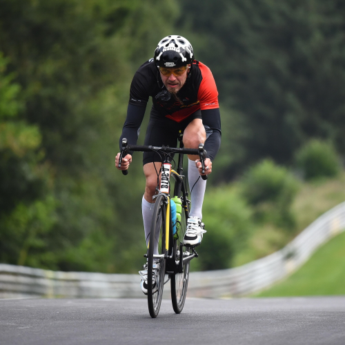 Stable knee alignment when pedaling a bicycle