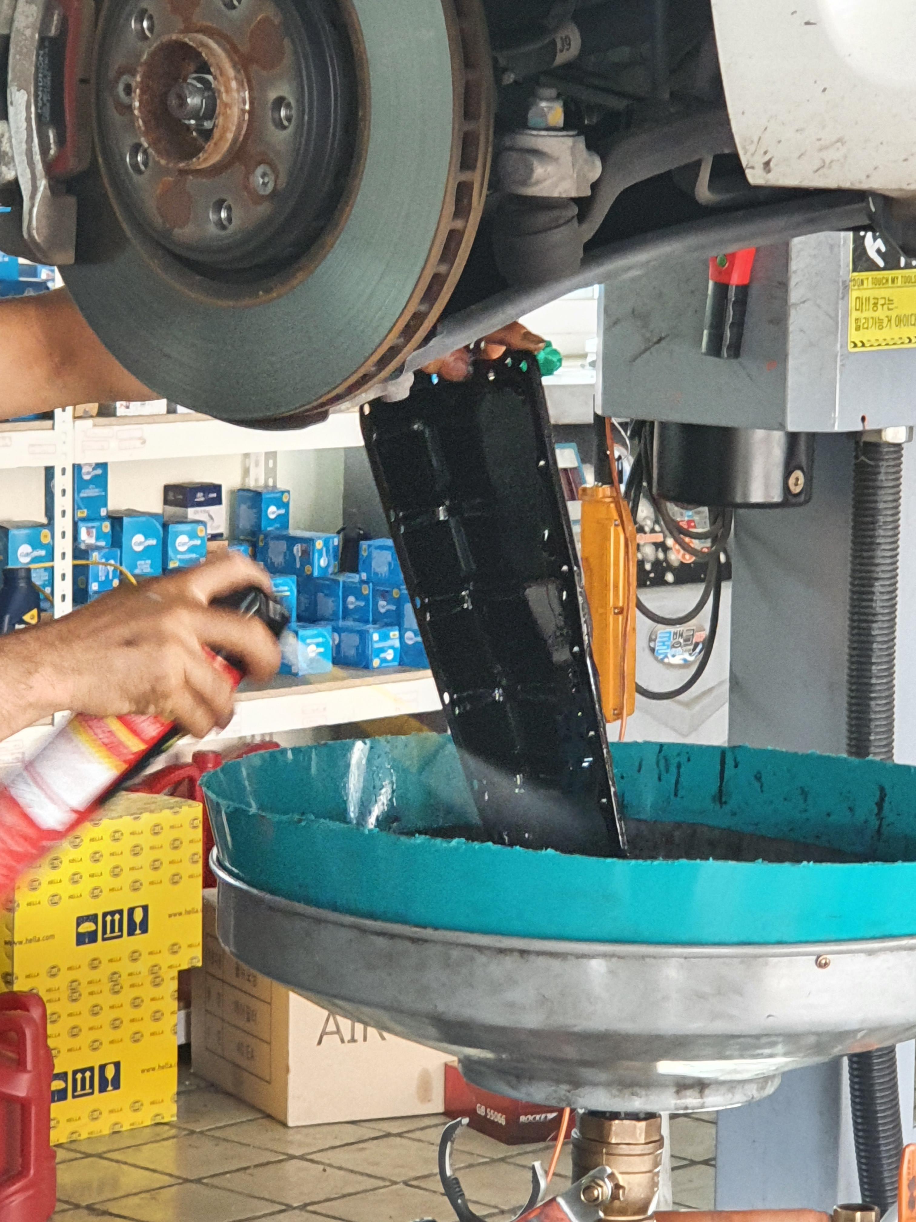 세척중인 미션오일펜