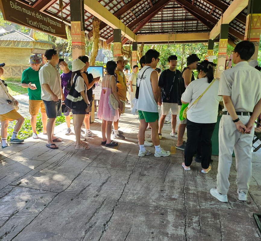 VIP 투어 대기줄