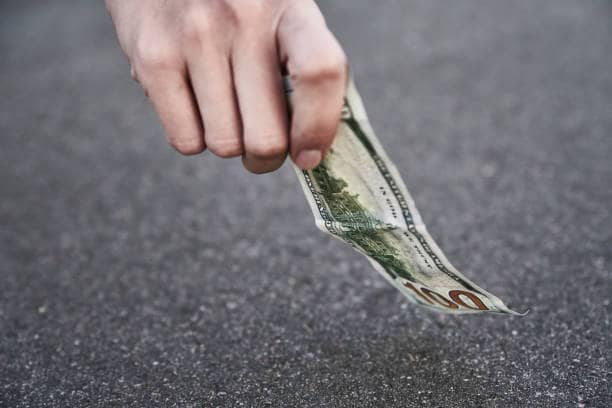 길에서 주운 돈, 신고 안 하면 처벌될까?