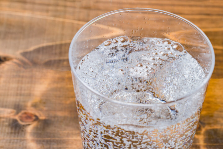 탄산수를 마시는 것.