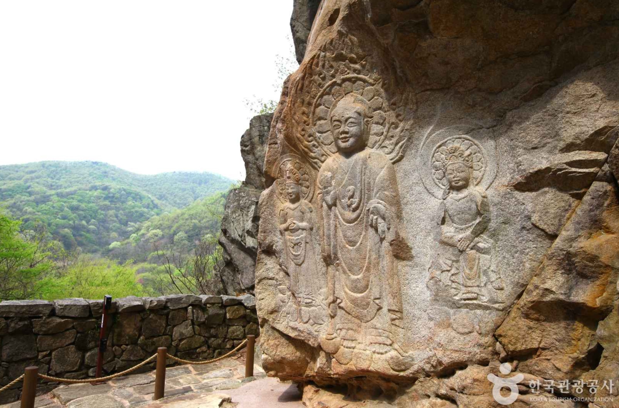 충청도-여행지-가볼만한 곳-서산-마애여래삼존불상