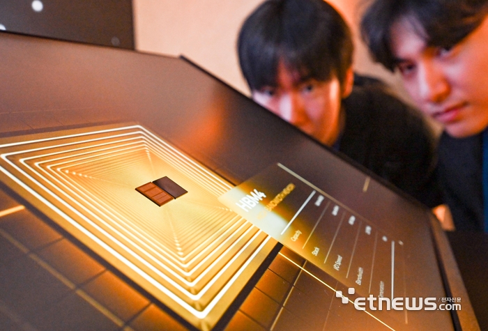 제27회 반도체대전이 22일 서울 강남구 코엑스에서 열렸다. 참관객이 SK하이닉스의 6세대 고대역폭 메모리 'HBM4'를 살펴보고 있다.