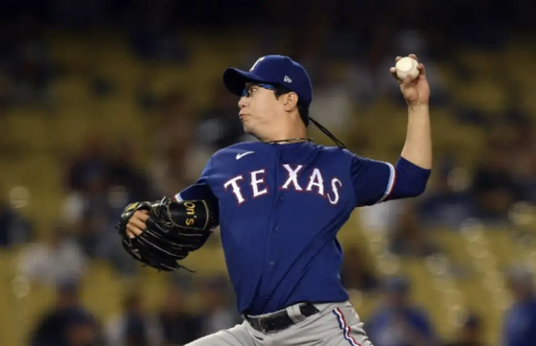 관중이 꽉찬 마운드 파란색 유니폼 오른손 검은 글로브 왼손 야구공을 들고 힘껏 공을 던지고 있는 양현종 선수