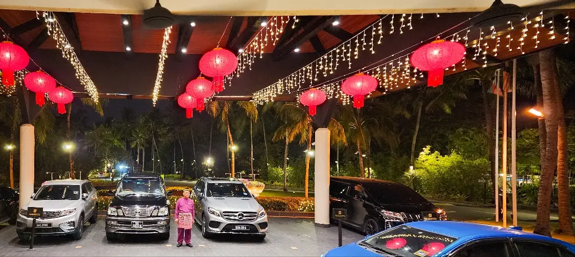 샹그릴라탄중아루-정문-외관-자동차들이-주차돼있는-모습