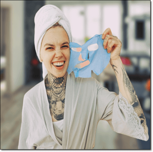 포스파티딜콜린 효능 피부 건강, 마스크 팩한 여성