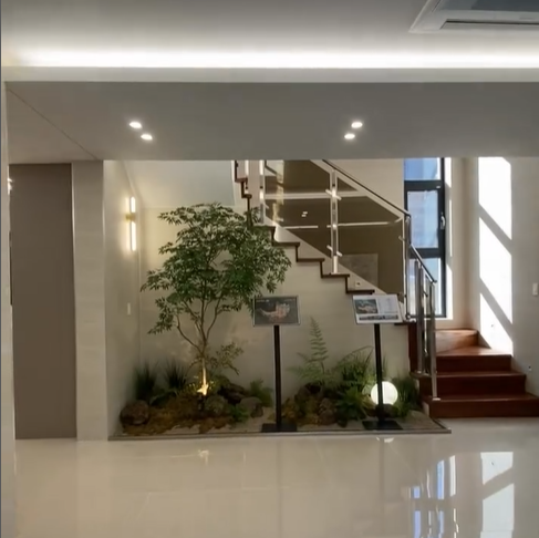 2층으로 올라가는 계단 밑에 작은 정원.