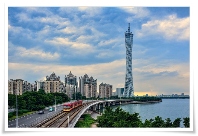 강을 끼고 강변길 옆 하늘 높이 솟아 오른 광저우 타워의 모습, 빌딩의 허리 부분이 날씬하면서 곡선이 아름다운 긴
도자기를 연상시키는 모습