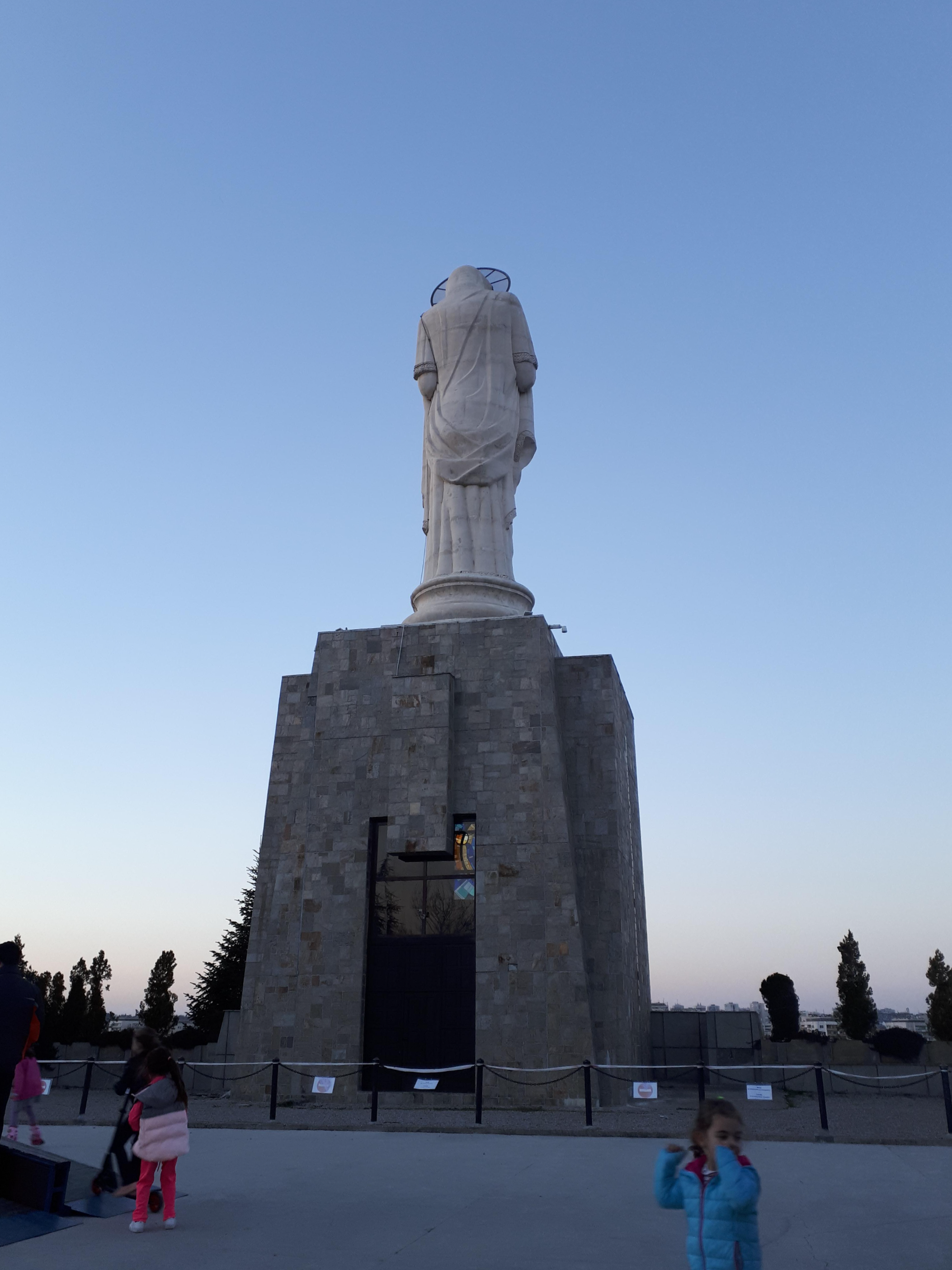 불가리아 하스코보 성모 마리아 기념비 뒷모습