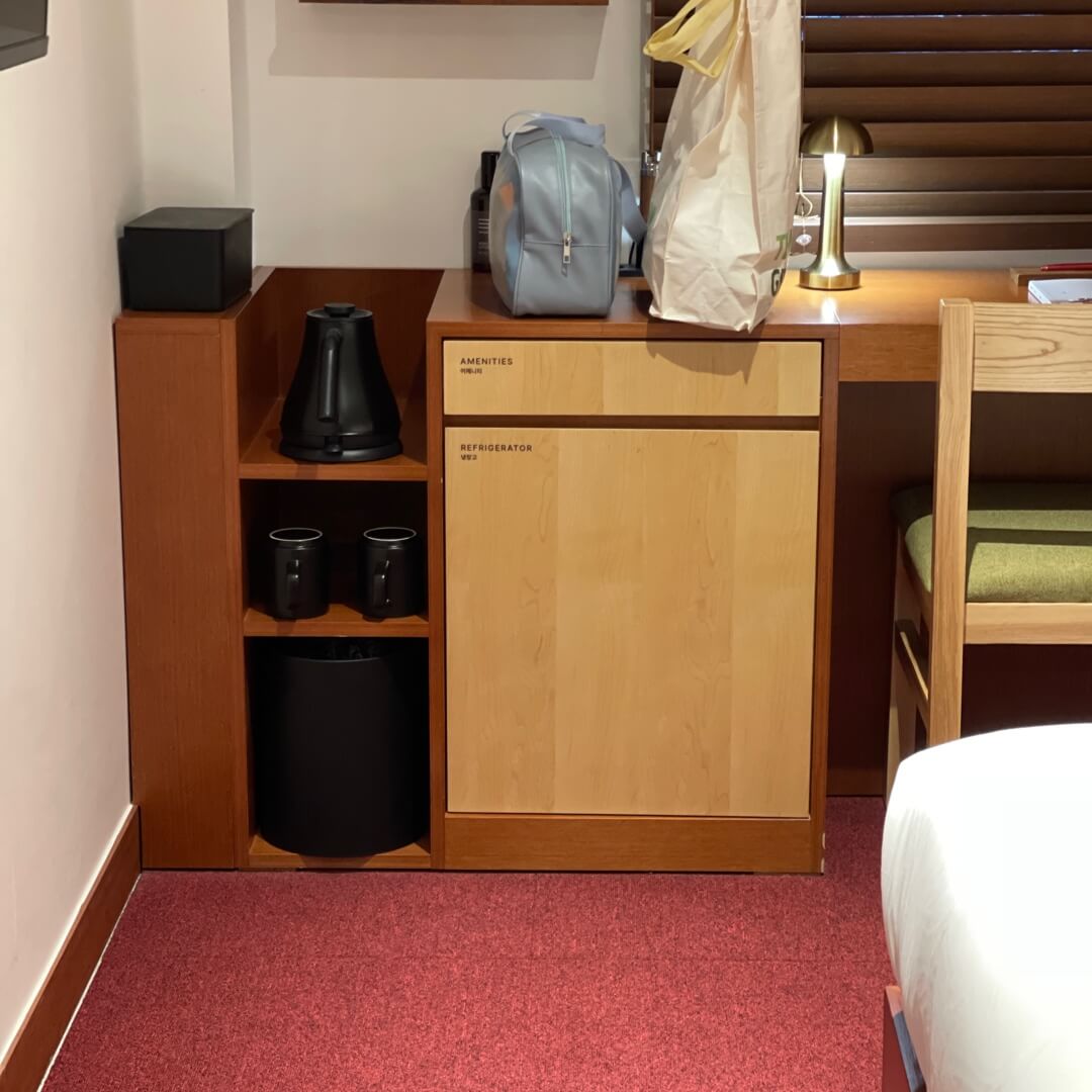 모든 전자기기와 식기류, 컵, 냉장고까지 올블랙!