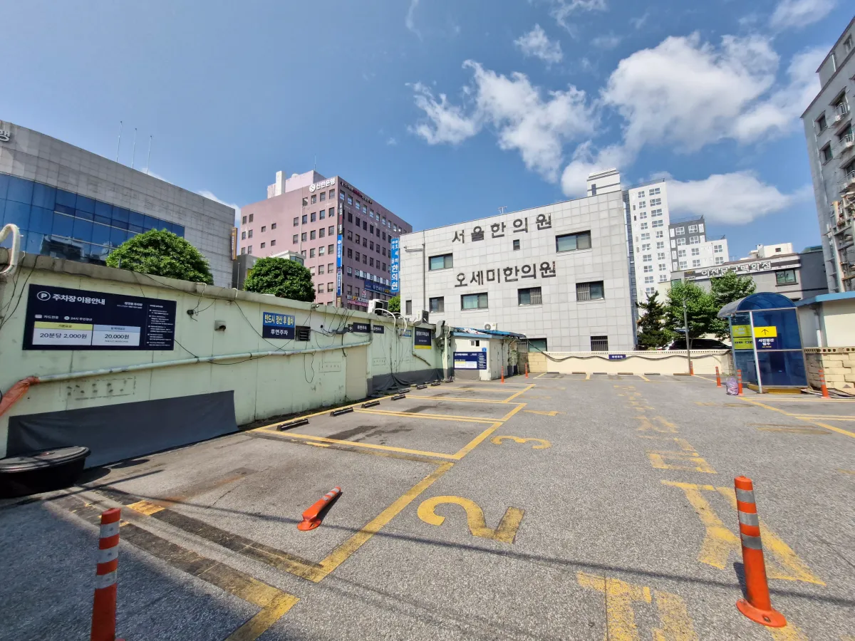 파란하늘아래-주차장-모습