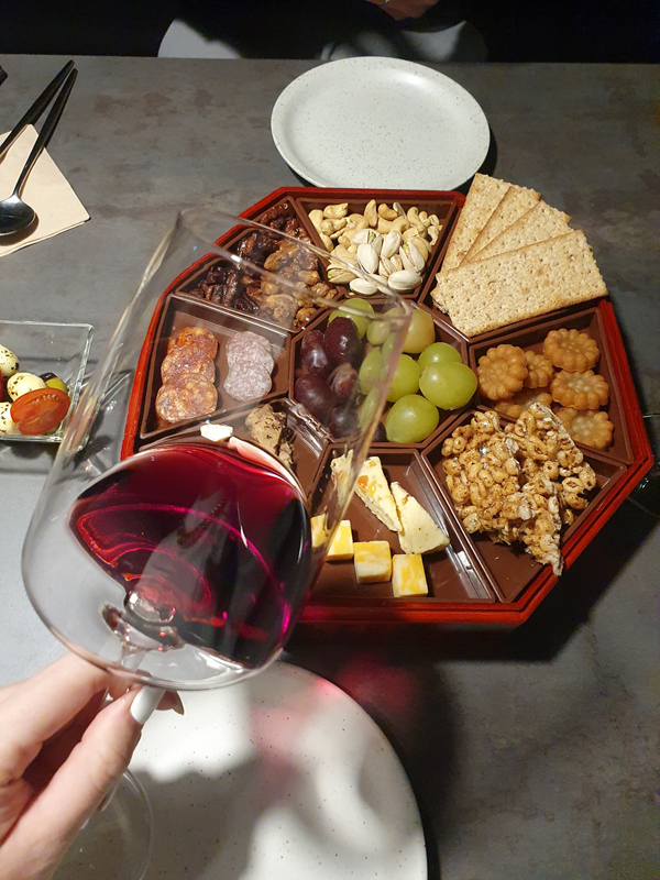 와인잔과-플래터