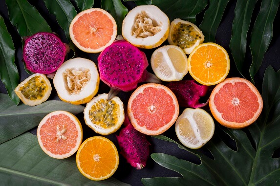 반으로 잘려진 다양한 동남아 과일들