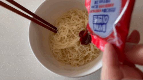 비빔소스를-헹군-면위에-넣기