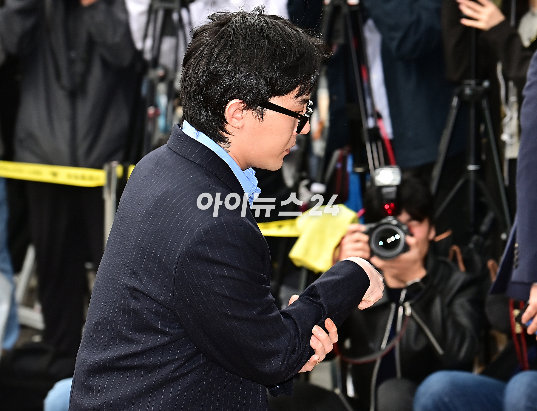 마약 투약 의혹을 받는 가수 지드래곤(GD, 권지용)이 6일 인천 남동구 논현경찰서에 출석하고 있다. [사진=곽영래 기자]