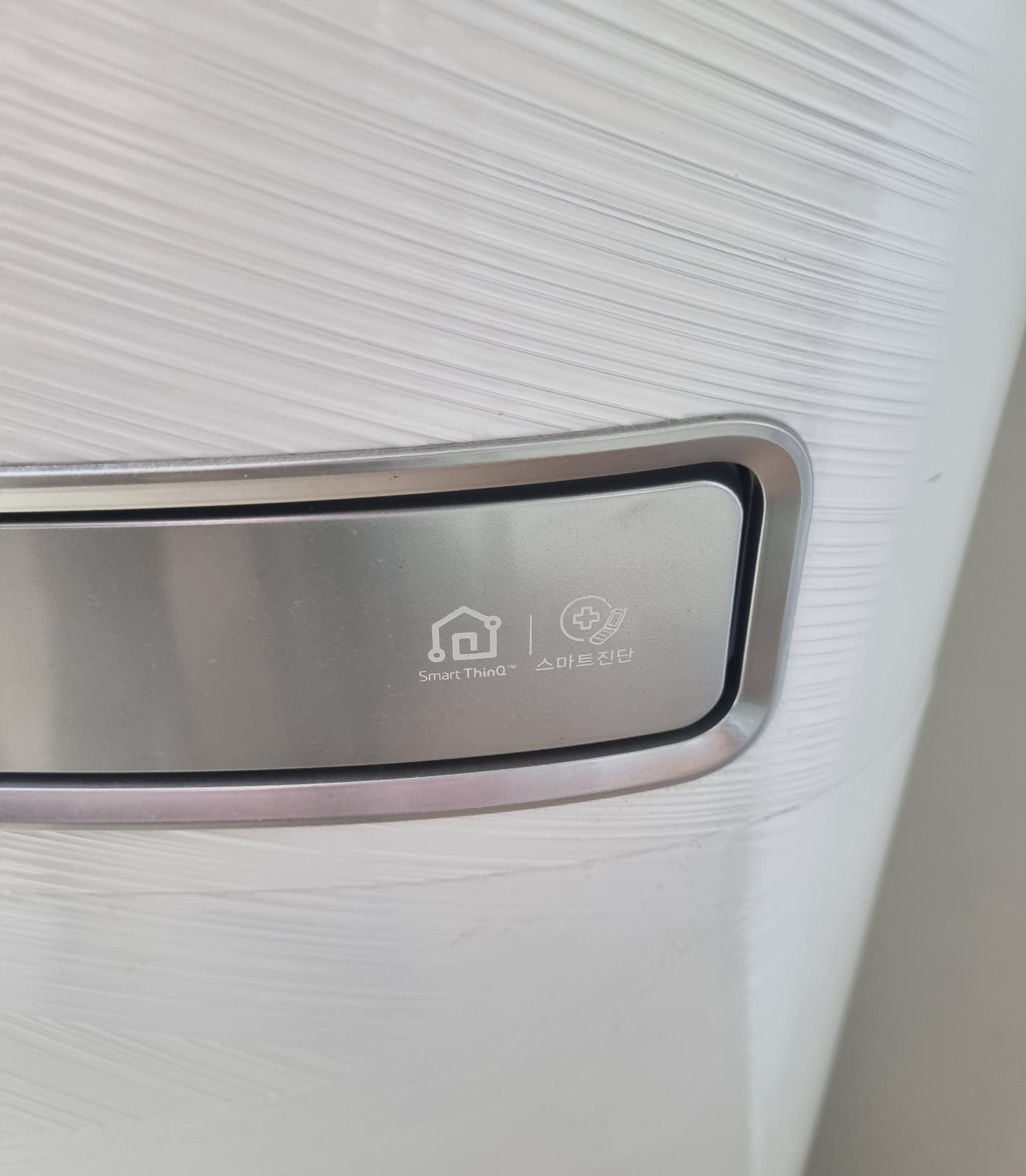 LG ThinQ 로고가 있는 스탠드 에어컨 사진