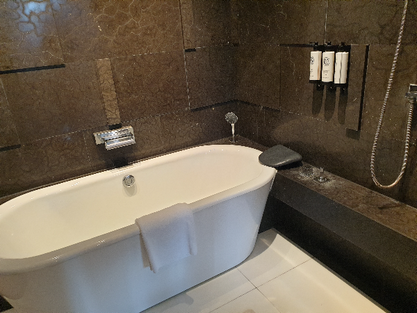 흰색 라운드형의 욕조가 준비되어 있다. 