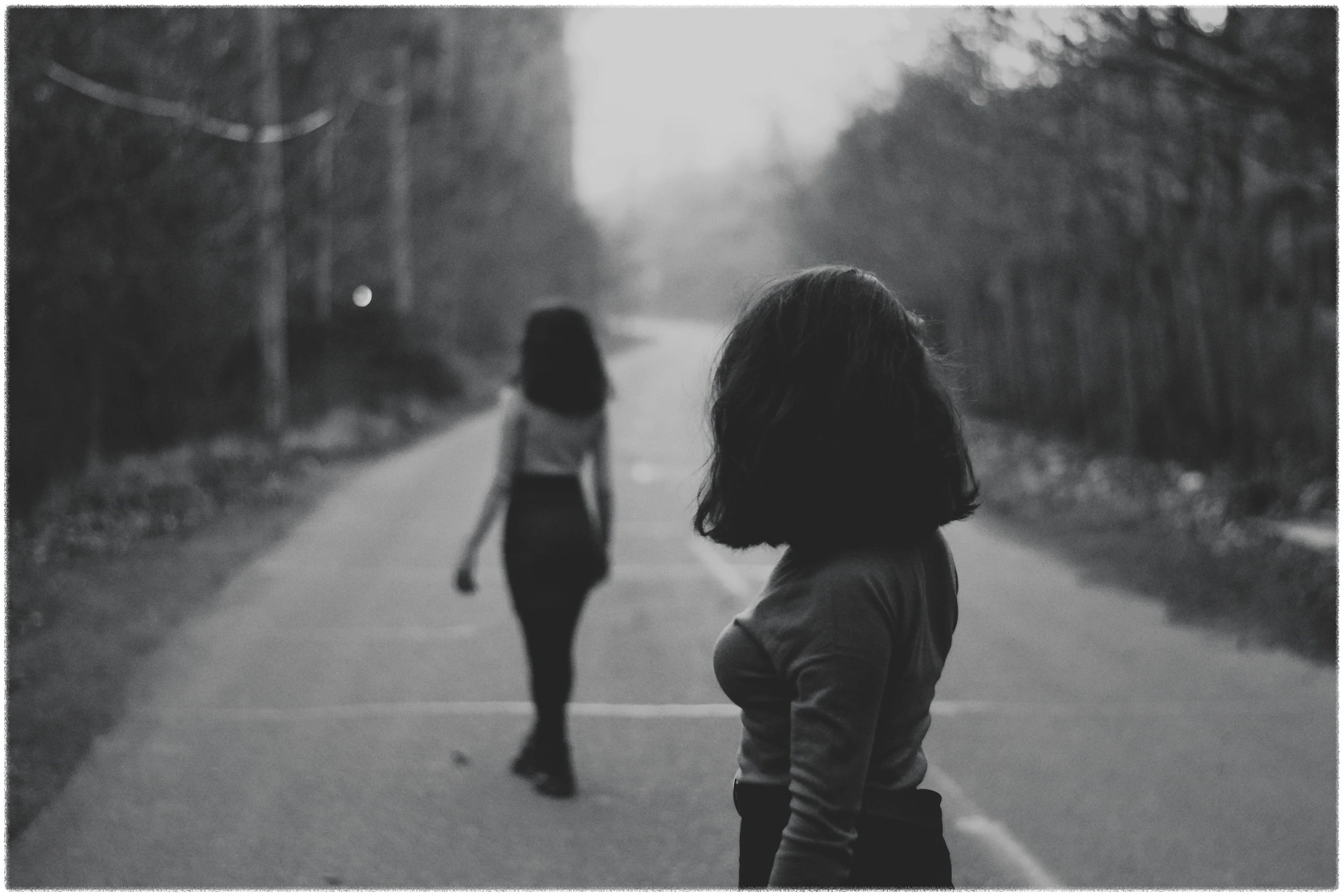 어두운-길속-서로다른-길을-가는-여성들