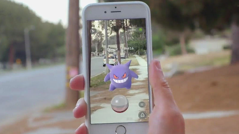 증강현실 게임 포켓몬 고의 화면, 포켓몬 캐릭터가 현실의 배경에 나와 있다