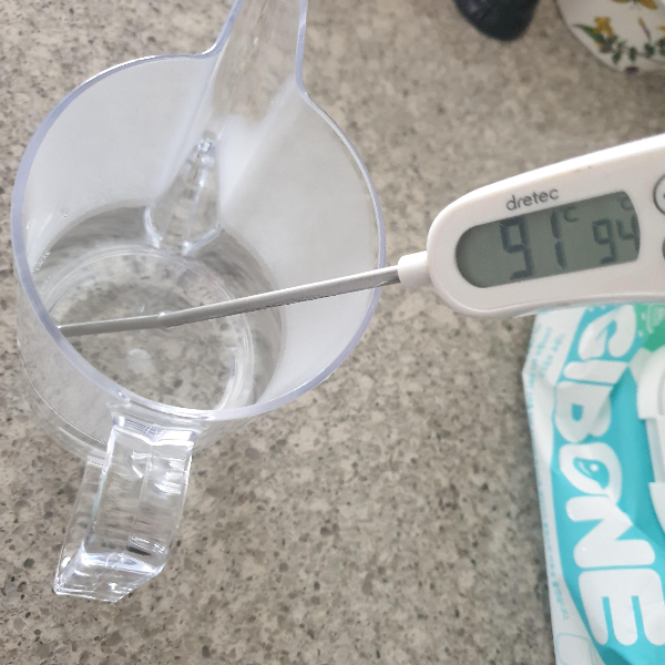 하리오 V60 제브랑 드리퍼와 하리오 드립케틀 에어를 사용한 커피 추출_드립케틀 물 온도 조절