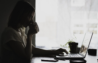 AI가 만든 댓글 전쟁: 진짜 사람처럼 싸우는 자동 댓글/여론 조작이 티 나는 포인트