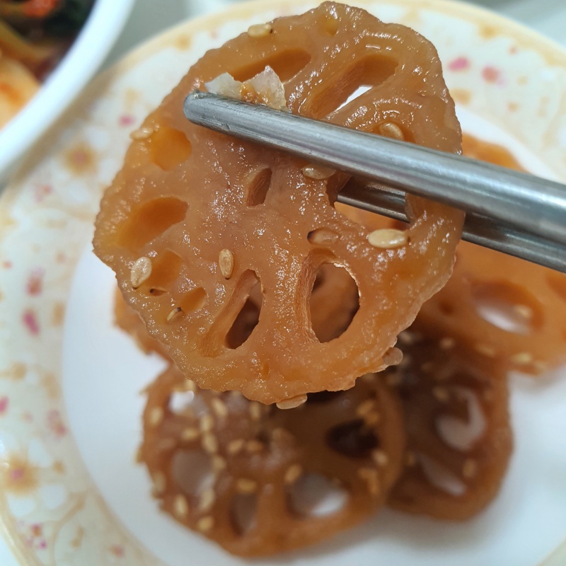 젓가락으로-집은-연근