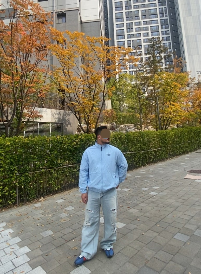 데일리룩('25. 10. 30.)엄브로 UMBRO 클래식 웜업 자켓 세레니티 바람막이 윈드브레이커 블루, 나이키 문레이서 블루, 에러스익셉티드 데님팬츠 데미지진 무파진 연청바지