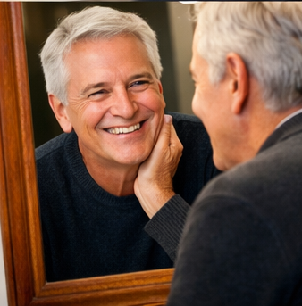 자신의 내면을 바라보며 자존감을 키우고 꾸준한 건강관리로 다져진 몸 과 단정하고 깔끔한 외모 관리한 자신을 거울보며 미소짖는 품격있는 시니어