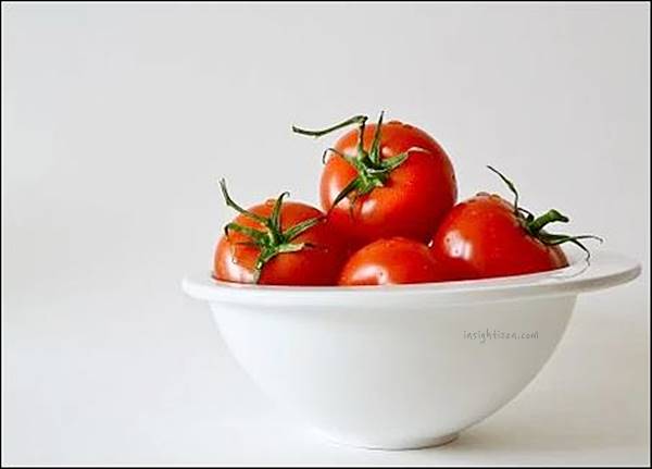 접시에-담긴-토마토