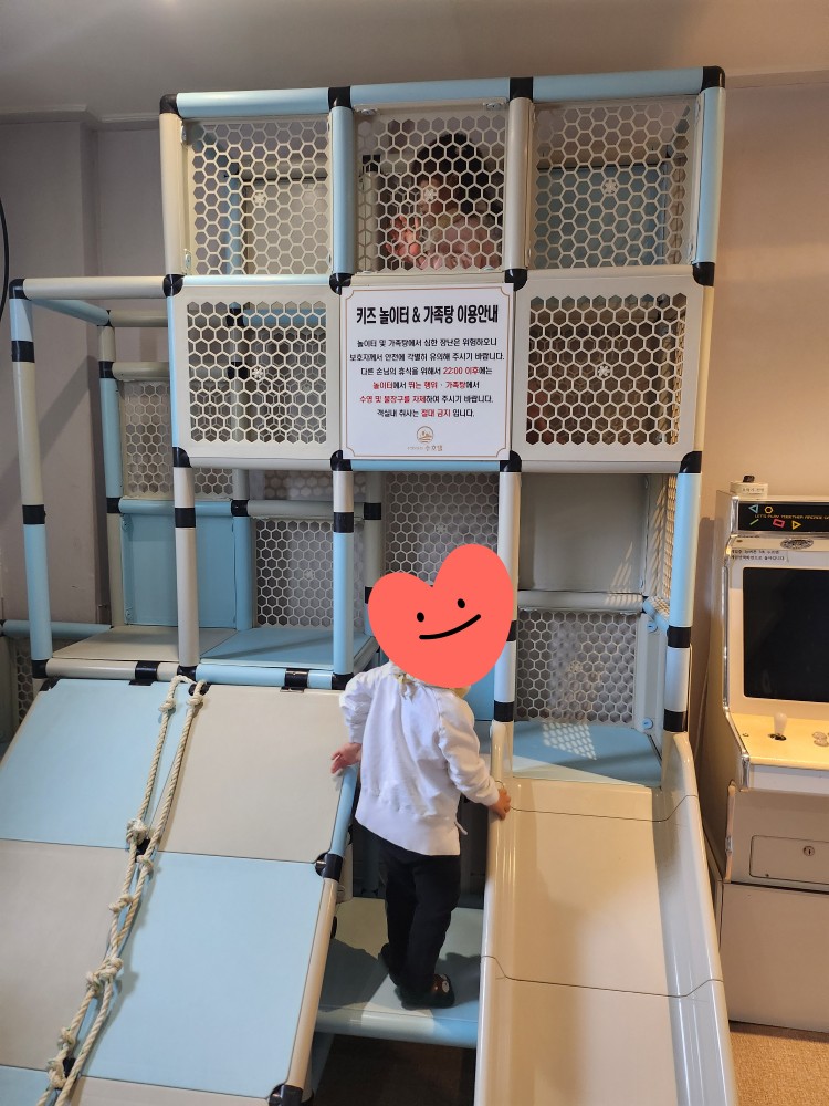 키즈 놀이터에서 놀고 있는 아이들