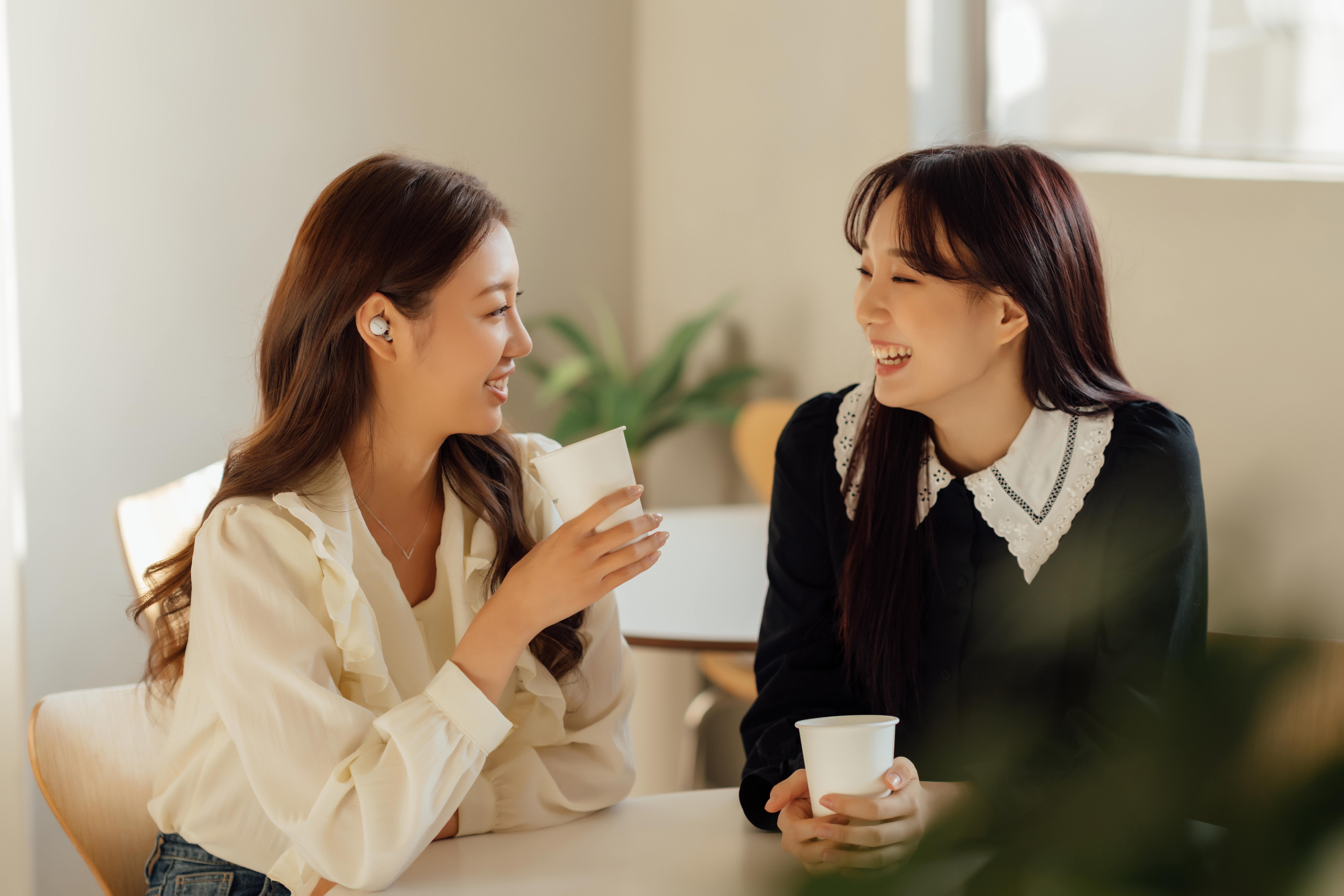 LinkBuds를 착용하고 대화하는 모습